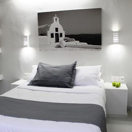 Happy Fish Rooms- Beachfront Perissa  Bagian luar foto
