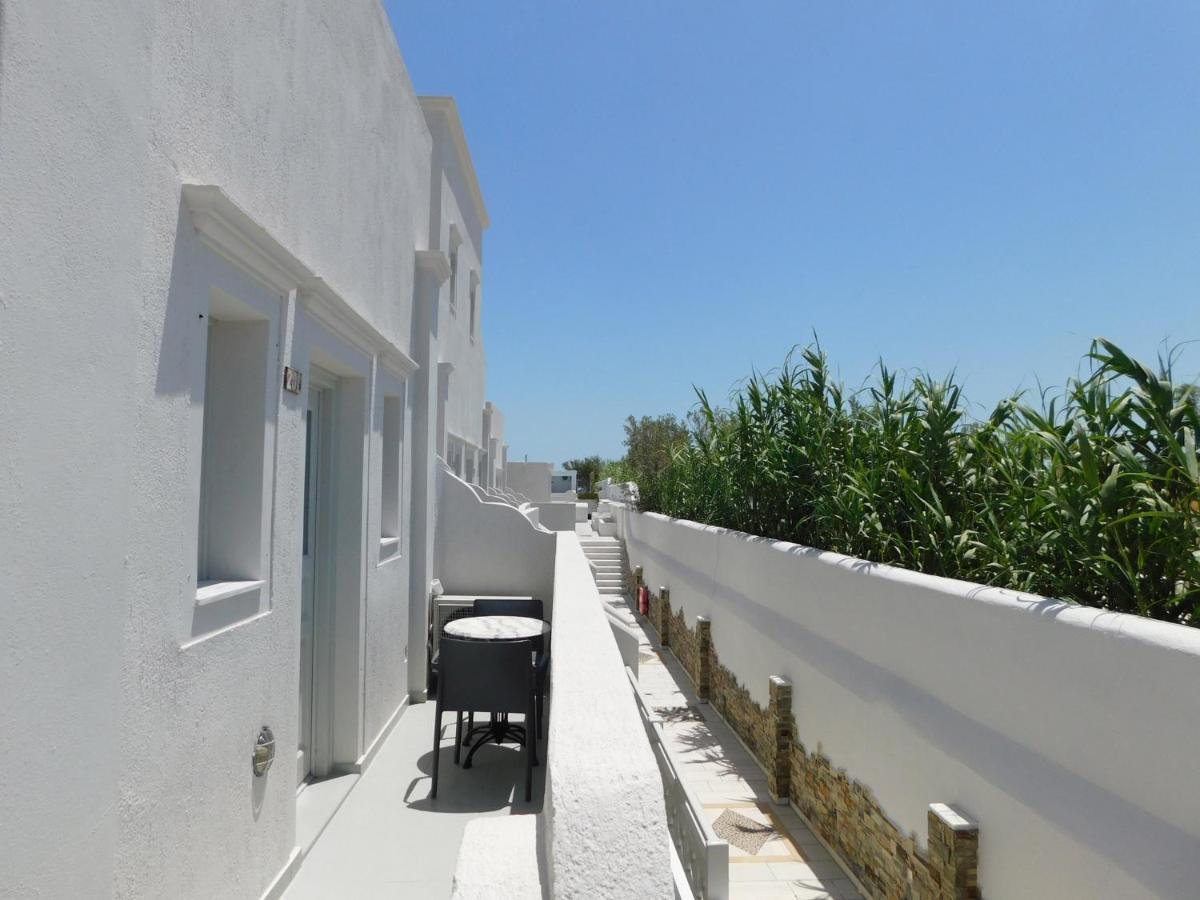 Happy Fish Rooms- Beachfront Perissa  Bagian luar foto